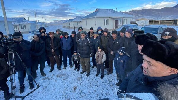 Люди на месте строительства городка для памирских кыргызов в Ошской области - Sputnik Кыргызстан