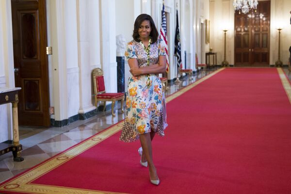 Первое место в рейтинге заняла экс-первая леди США Мишель Обама. На фото Обама во время  ежегодной акции для сотрудников Белого дома. - Sputnik Кыргызстан