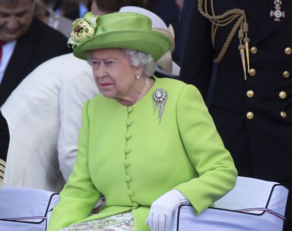 Третью ступеньку в рейтинге заняла королева Великобритании Елизавета II. На фото монаршая особа во время торжественной церемонии празднования 70-летия высадки союзников в Нормандии. - Sputnik Кыргызстан