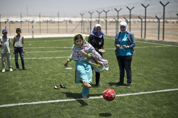 Нобель сыйлыгынын 18 жаштагы лауреаты Малала Юсуфзай тогузунчу орунга чыкты - Sputnik Кыргызстан