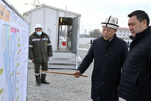 Жапарову рассказали о проекте строительства подстанции, после чего он ознакомился с ее функционированием и системой управления - Sputnik Кыргызстан