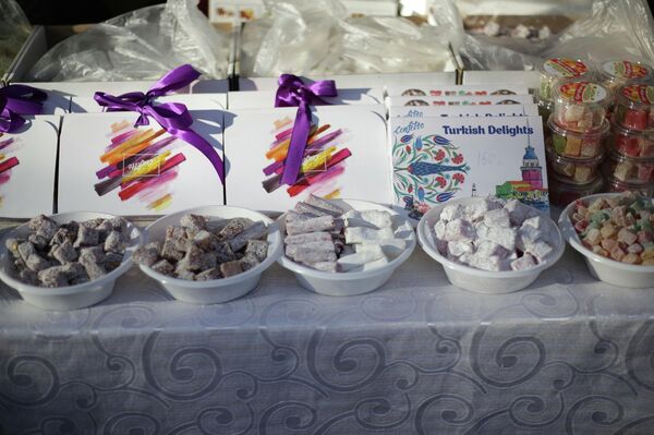 На ярмарках можно приобрести новогодние подарки для семьи и друзей, сельхозпродукцию и многое другое - Sputnik Кыргызстан