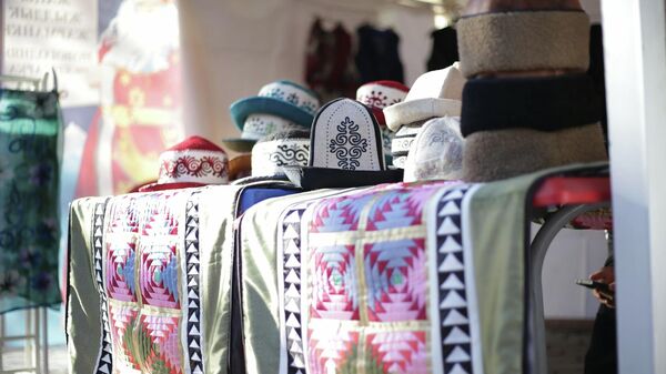 Продажа национальной одежды на ярмарке. Архивное фото - Sputnik Кыргызстан