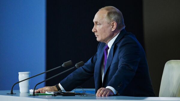  Россия лидери Владимир Путин жыл сайын өткөргөн маалымат жыйын учурунда - Sputnik Кыргызстан