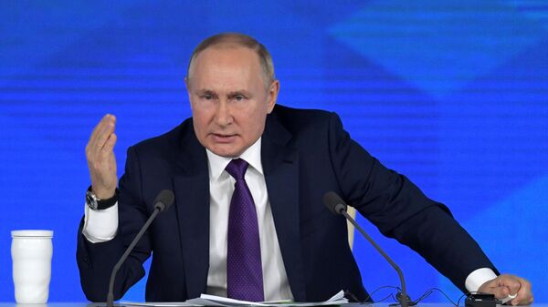 Президент РФ Владимир Путин на большой ежегодной пресс-конференции в Центральном выставочном зале Манеж - Sputnik Кыргызстан