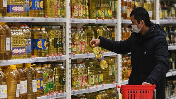 Покупатель выбирает растительное масло в гипермаркете. Архивное фото - Sputnik Кыргызстан