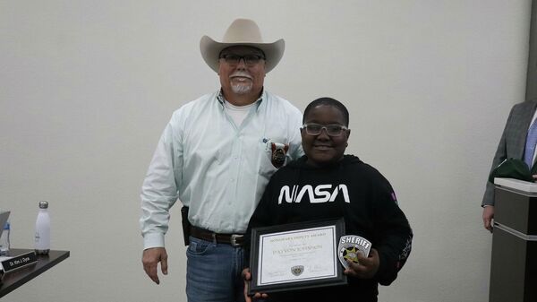 Награждение 11-летнего Дэйвона Джонсона за спасение двух человек за день в штате Оклахома, США - Sputnik Кыргызстан
