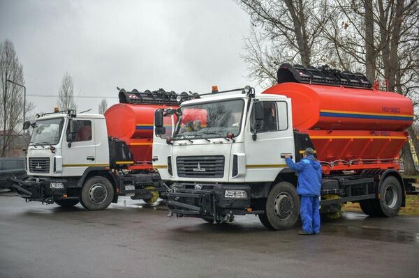 За счет средств городского бюджета закуплены измельчитель веток, экскаватор-погрузчик, корчеватель пней и три грузовика для полива - Sputnik Кыргызстан