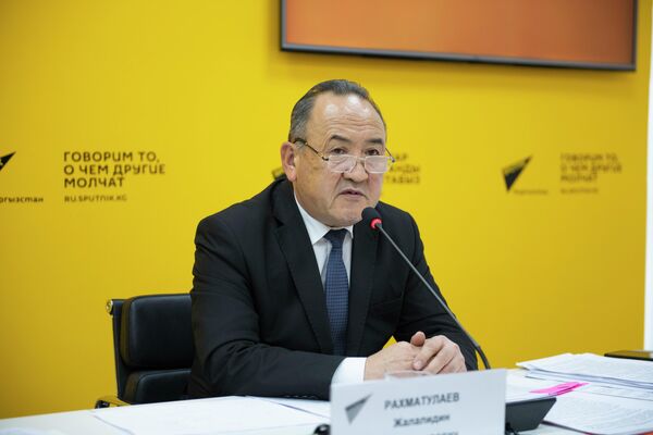 Заместители министра здравоохранения Улук-Бек Бектурганов и Жалалидин Рахматулаев рассказали, какие реформы будут проводиться в системе здравоохранения, подвели итоги текущего года и поделились планами на 2022-й - Sputnik Кыргызстан