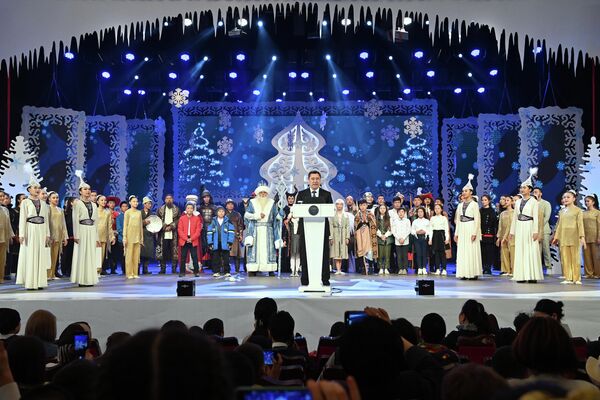 Образование и активная молодежь — величайший потенциал и надежда Кыргызстана, заявил президент Садыр Жапаров во время традиционного новогоднего представления для детей - Sputnik Кыргызстан