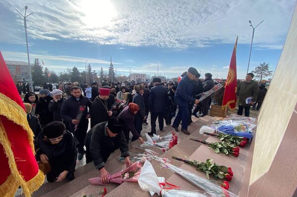 Аким района Калыбек Джумадылов рассказал, что высота памятника составляет 9 метров, его стоимость — 2 миллиона сомов - Sputnik Кыргызстан