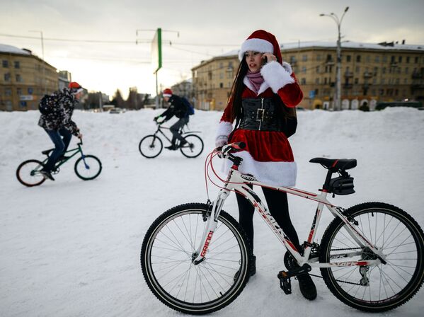 Участница велопробега Дедов Морозов в Новосибирске - Sputnik Кыргызстан