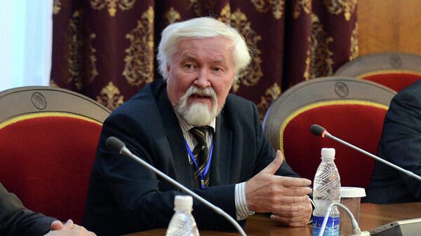 Известный ученый, доктор исторических наук, профессор Юлий Худяков. Архивное фото - Sputnik Кыргызстан