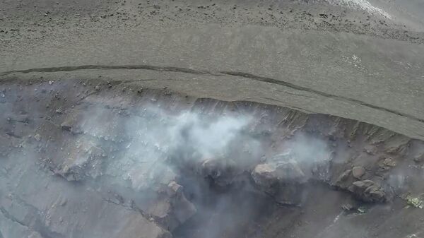 Вулкан Кумбре-Вьеха успокаивается и затухает - завораживающее видео с высоты - Sputnik Кыргызстан