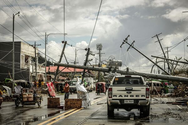 Филиппинди &quot;Рай&quot; аталышындагы супер тайфун каптап, 300дөй адам каза болду. Аймактагы 300 миңден ашуун адам эвакуацияланган. - Sputnik Кыргызстан