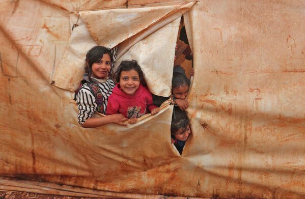 Дети в импровизированной школе в лагере для перемещенных лиц недалеко от Баб-эль-Хава на сирийско-турецкой границе - Sputnik Кыргызстан