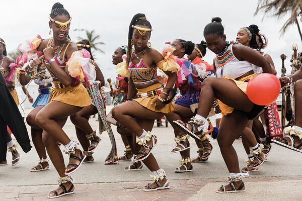 Девушки из племени зулусов танцуют на фестивале Индони в южноафриканском городе Дурбане - Sputnik Кыргызстан