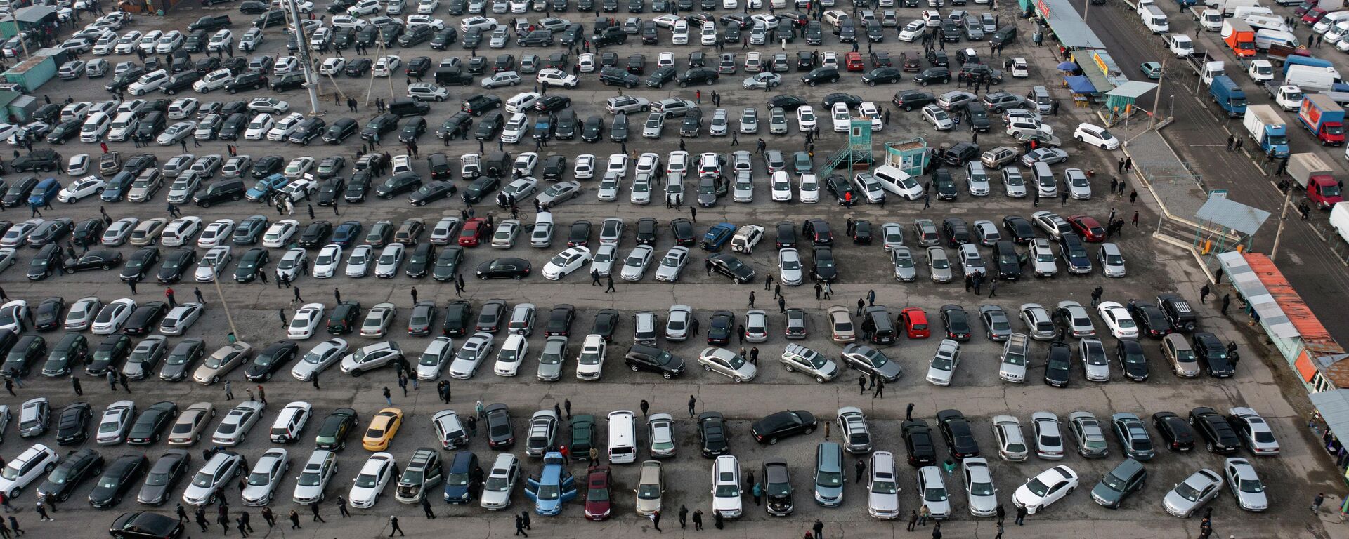 Автомобильный рынок РИОМ Авто в Военно-Антоновке - Sputnik Кыргызстан, 1920, 11.04.2026