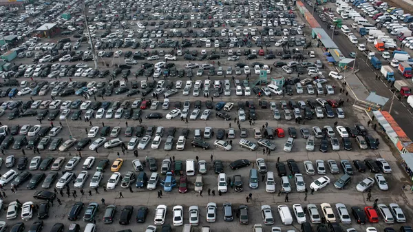 Автомобильный рынок РИОМ Авто в Военно-Антоновке - Sputnik Кыргызстан