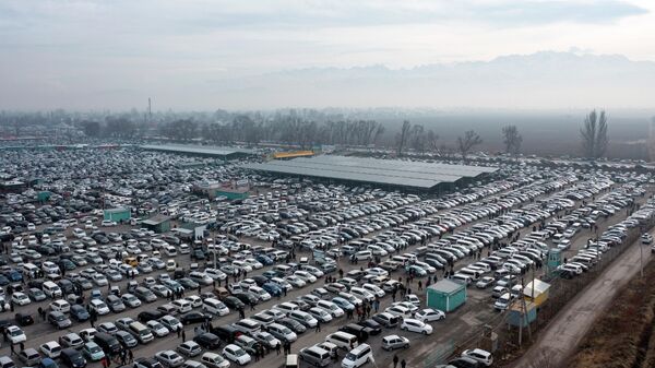 Автомобильный рынок РИОМ Авто в Военно-Антоновке. Архивное фото - Sputnik Кыргызстан