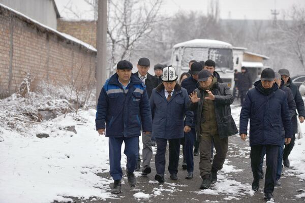 Министрлер кабинетинин төрагасы Акылбек Жапаров Бишкек ТЭЦке барып көчмө жыйын өткөрдү - Sputnik Кыргызстан