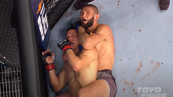 Моменты, когда бойцы теряли сознание, — лучшие сабмишены года в UFC. Видео - Sputnik Кыргызстан