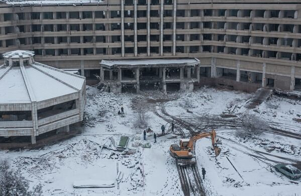 В декабре начался снос. Власти заявили, что здание находится в аварийном состоянии, обветшало, а расходы на реконструкцию соразмерны тратам на строительство. - Sputnik Кыргызстан