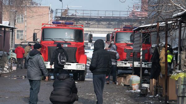 Пожар на цементном складе в Бишкеке - Sputnik Кыргызстан