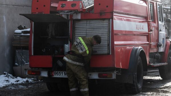 Пожар на цементном складе в Бишкеке - Sputnik Кыргызстан