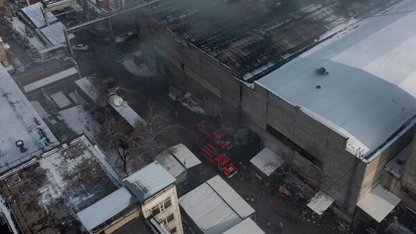 Пожар на складе строительных материалов на улице Кулатова в Бишкеке - Sputnik Кыргызстан