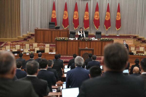 Кыргызстандын Жогорку Кеңешинин жаңы депутаттары биринчи сессиясын өткөрдү - Sputnik Кыргызстан