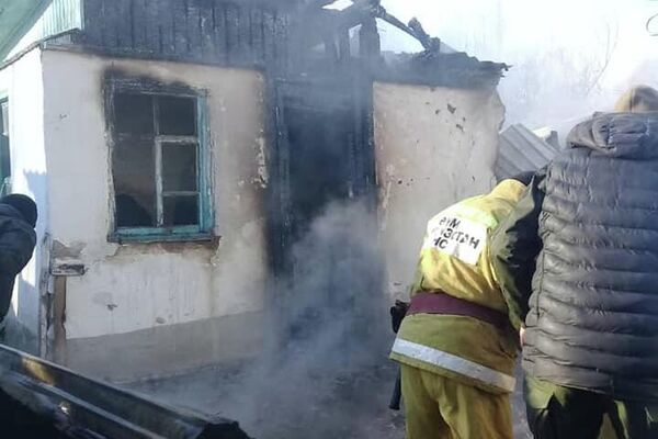 Пожар в жилом доме произошел накануне в послеобеденное время - Sputnik Кыргызстан