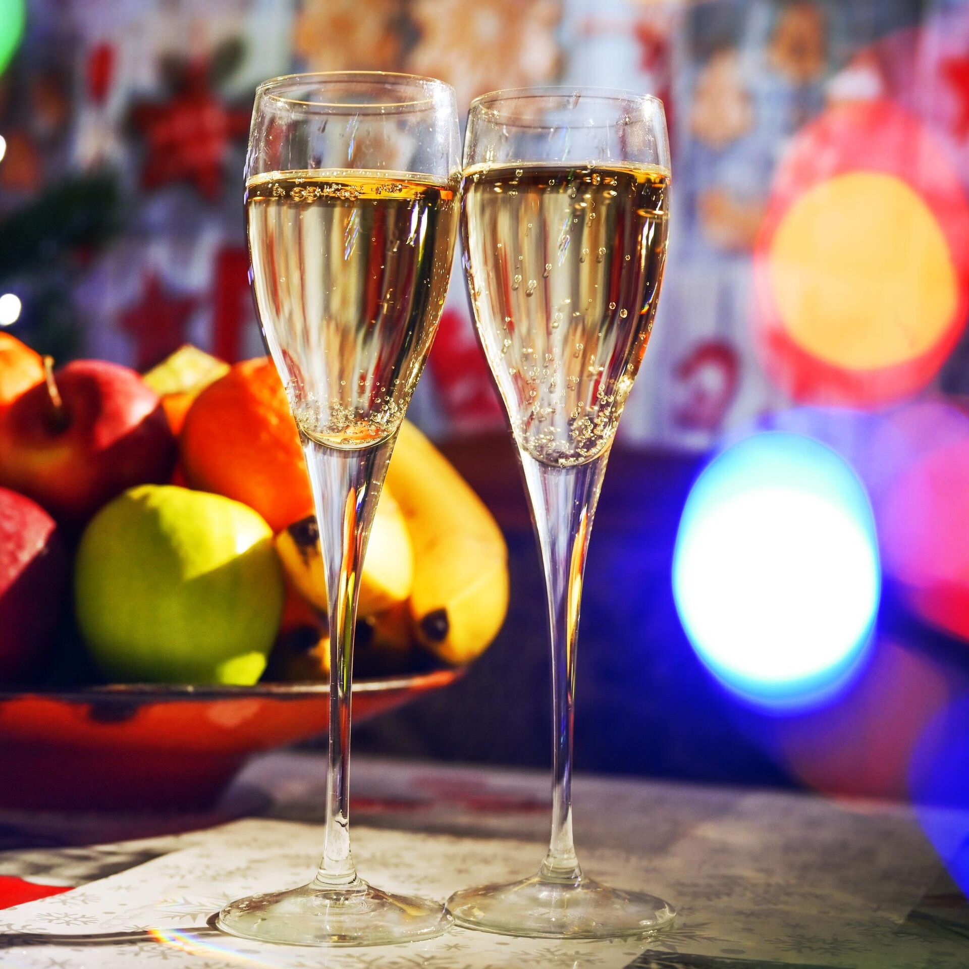 Шампанского 2022. Шампанское в бокале. Бокалы для шампанского. Новогодние фужеры на столе. Новогодний алкоголь.