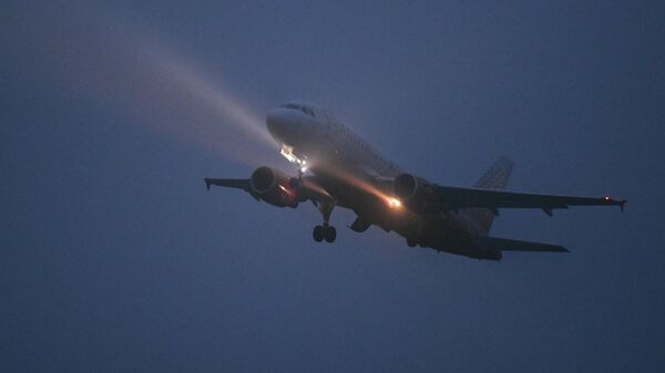 Самолет взлетает вечером в туманную погоду в аэропорту. Архивное фото - Sputnik Кыргызстан