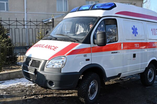 Он вручил ключи от автомобиля скорой помощи, который передали Иссык-Кульской областной объединенной больнице - Sputnik Кыргызстан