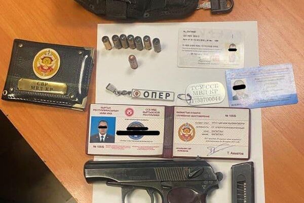 В Бишкеке задержали мужчину, подозреваемого в подделке удостоверения сотрудника Службы внутренних расследований МВД, у него был пистолет - Sputnik Кыргызстан
