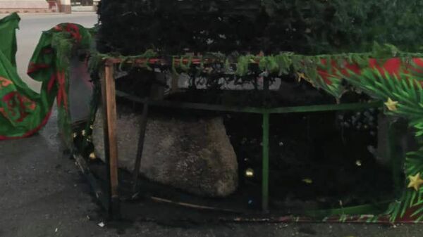 В Базар-Коргоне загорелась новогодняя елка - Sputnik Кыргызстан