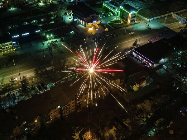 В этом году праздничного салюта на площади Ала-Тоо не было - Sputnik Кыргызстан