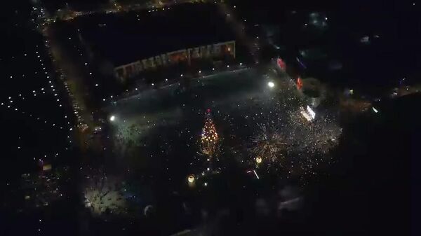 Очень красиво! Видео новогоднего салюта в Оше с дрона - Sputnik Кыргызстан