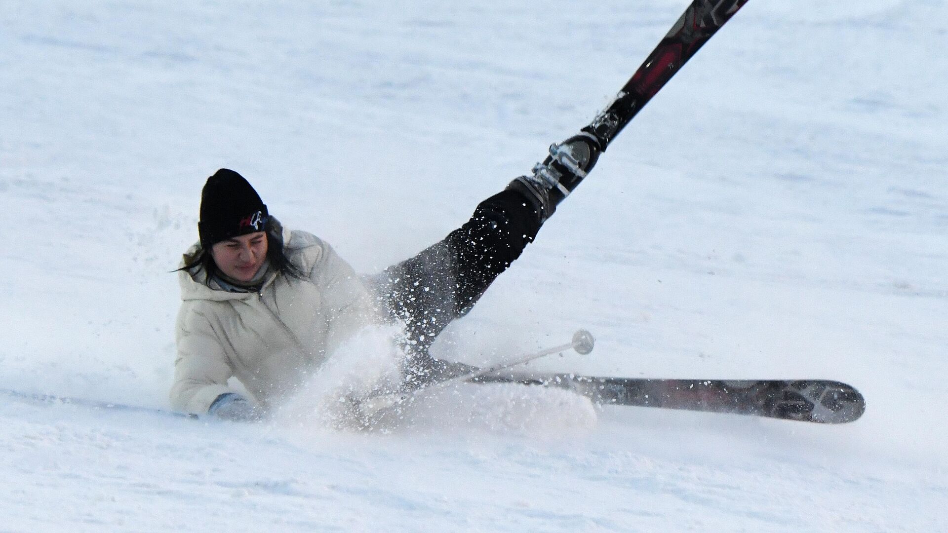 Девушка падает во время катания на лыжах. Архивное фото - Sputnik Кыргызстан, 1920, 01.01.2022