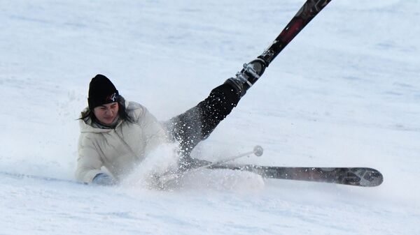 Девушка падает во время катания на лыжах. Архивное фото - Sputnik Кыргызстан