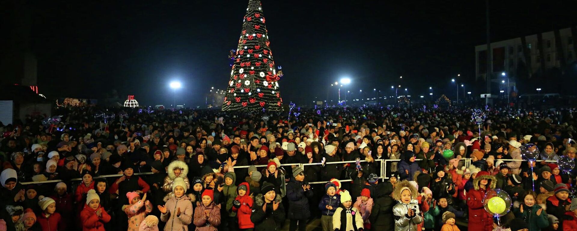 Жители Оша во время празднования Нового года на центральной площади города - Sputnik Кыргызстан, 1920, 02.01.2022