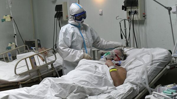 Медик в больнице с пациентом с COVID - Sputnik Кыргызстан