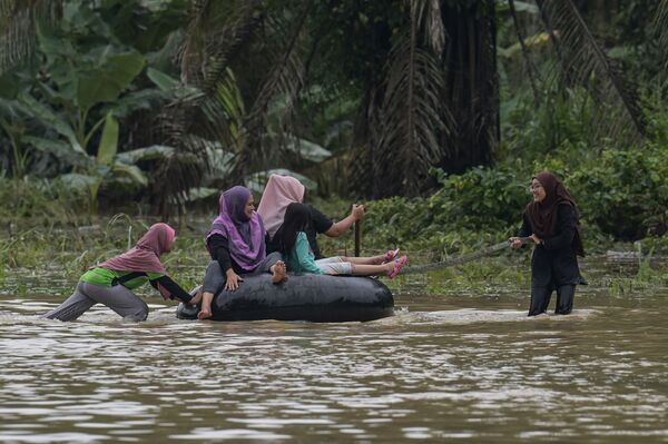 Наводнение в результате муссонов в Малайзии - Sputnik Кыргызстан