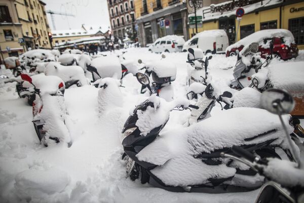 Занесенные снегом мотороллеры в Мадриде - Sputnik Кыргызстан
