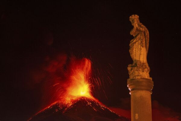 Извержение вулкана Этна в Италии - Sputnik Кыргызстан