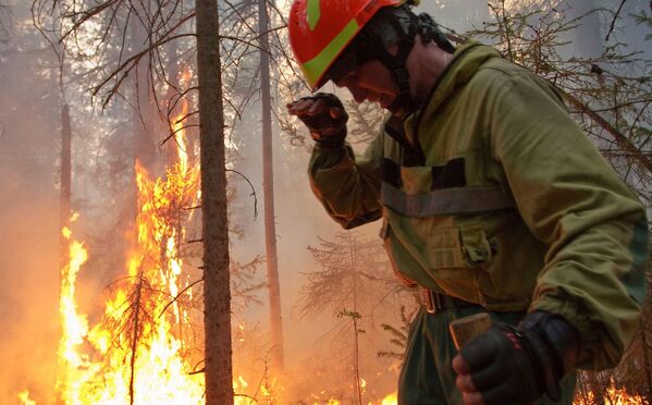Сотрудник &quot;Авиалесохраны&quot; во время тушения лесного пожара в Якутии - Sputnik Кыргызстан