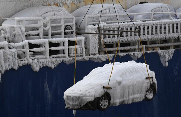 Тоңуп, муз каптаган көлүктөр. Владивостоктогу портто автоунааны түшүрүү учуру - Sputnik Кыргызстан