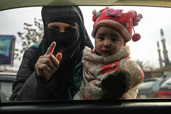 Женщина c ребенком попрошайничает в Кабуле - Sputnik Кыргызстан