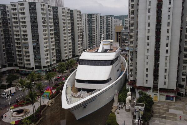 Торговый центр в форме корабля среди жилых домов в Гонконге  - Sputnik Кыргызстан